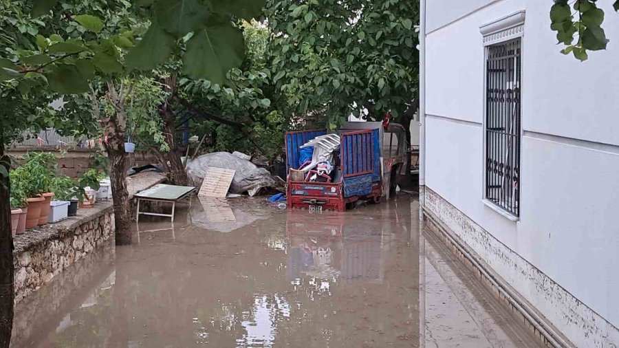 Sağanak Sonrası Evlerinde Mahsur Kalan Aile 1 Saat Sonra Kurtarıldı