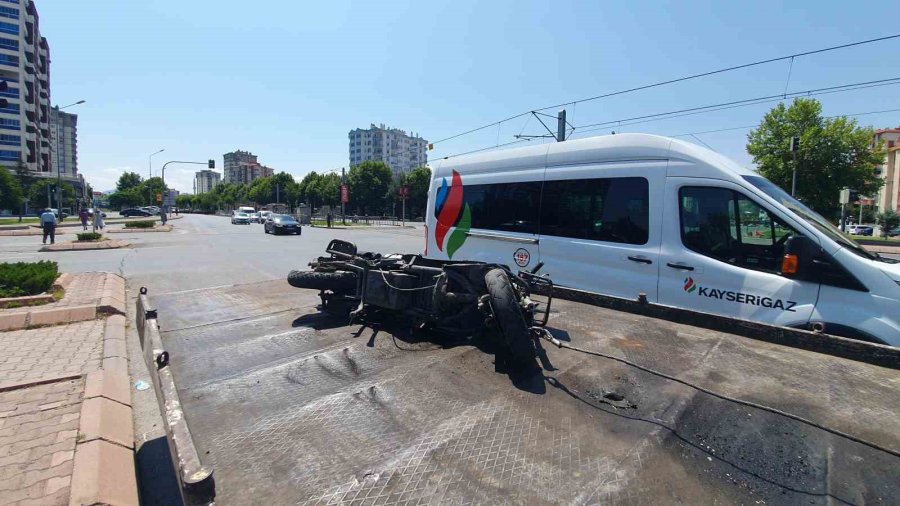 Elektrikli Motosikletin Çarptığı Kadın Ağır Yaralandı