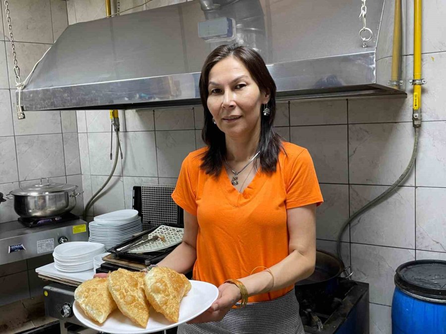 Çibörek Ustası Atalarından Kalan 150 Yıllık Kazanı Mutfağından Ayırmıyor