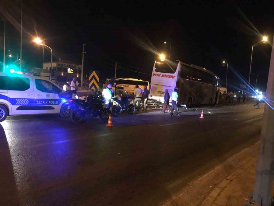 Konya’da 2 Yolcu Otobüsünün Karıştığı Kaza Kimsenin Burnu Kanamadan Atlatıldı