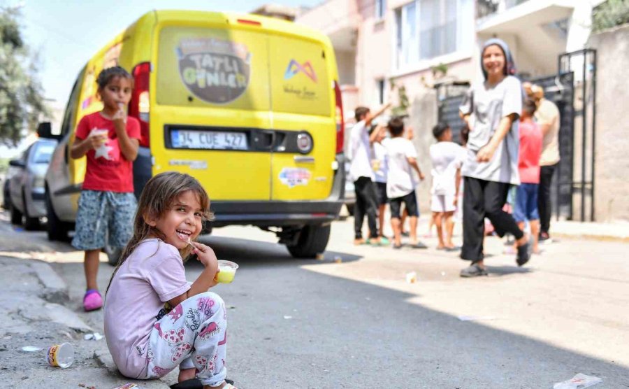 Mersin’de Çocuklara Limonlu Dondurma İkram Ediliyor