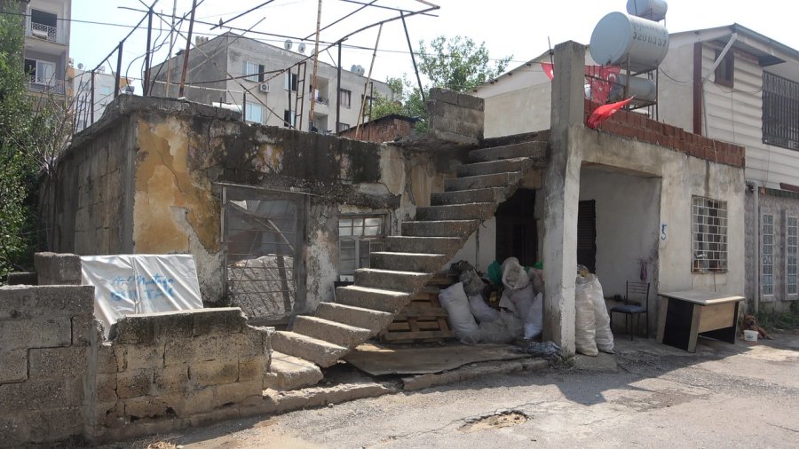 Mersin’de Sağanak Yağış Sonrası Bir Evin Damı Çöktü