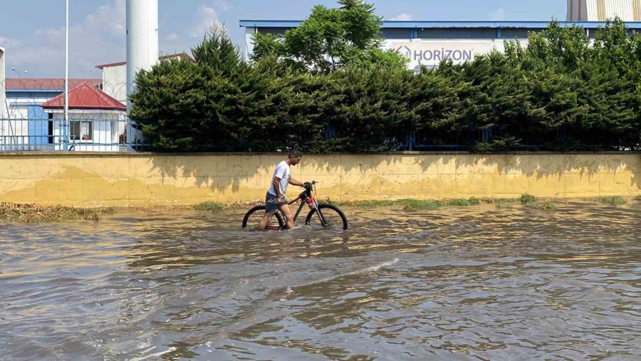 Mersin’deki Sağanak Araç Trafiğini De Olumsuz Etkiledi