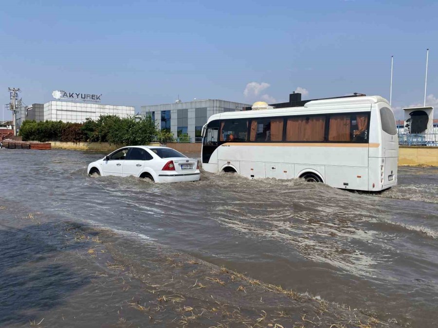 Mersin’deki Sağanak Araç Trafiğini De Olumsuz Etkiledi