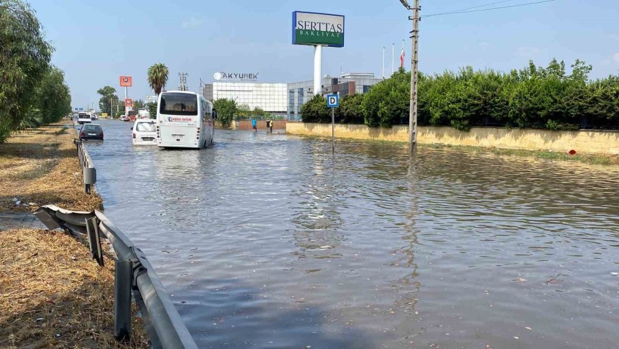 Mersin’deki Sağanak Araç Trafiğini De Olumsuz Etkiledi