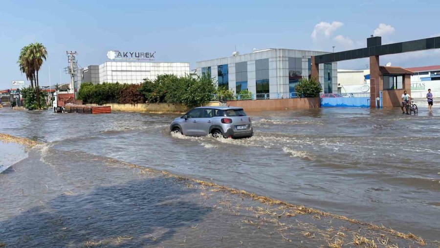 Mersin’deki Sağanak Araç Trafiğini De Olumsuz Etkiledi