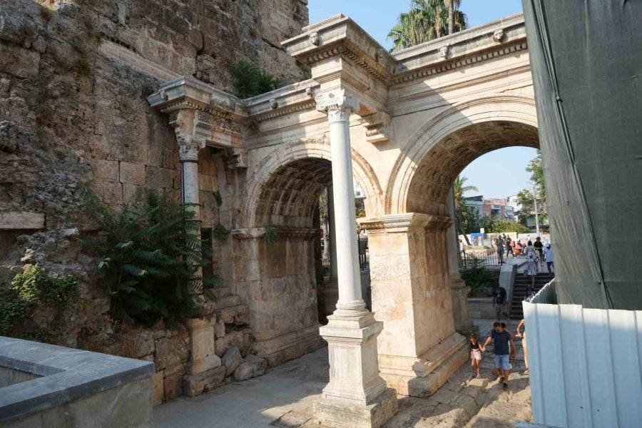 Antalya’nın Sembolü Hadrian Restore Edilecek