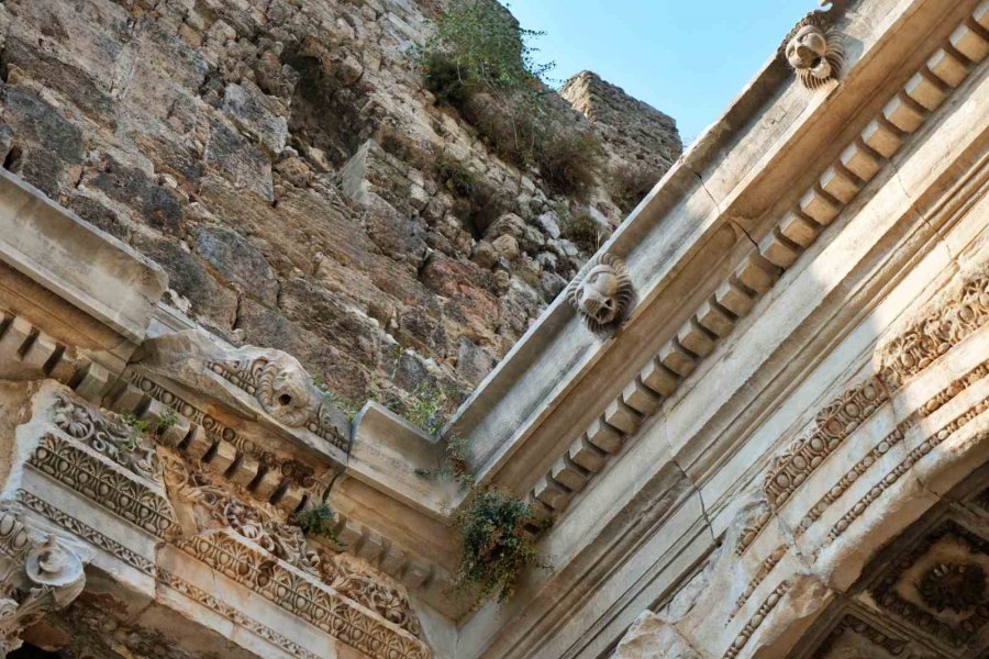 Antalya’nın Sembolü Hadrian Restore Edilecek