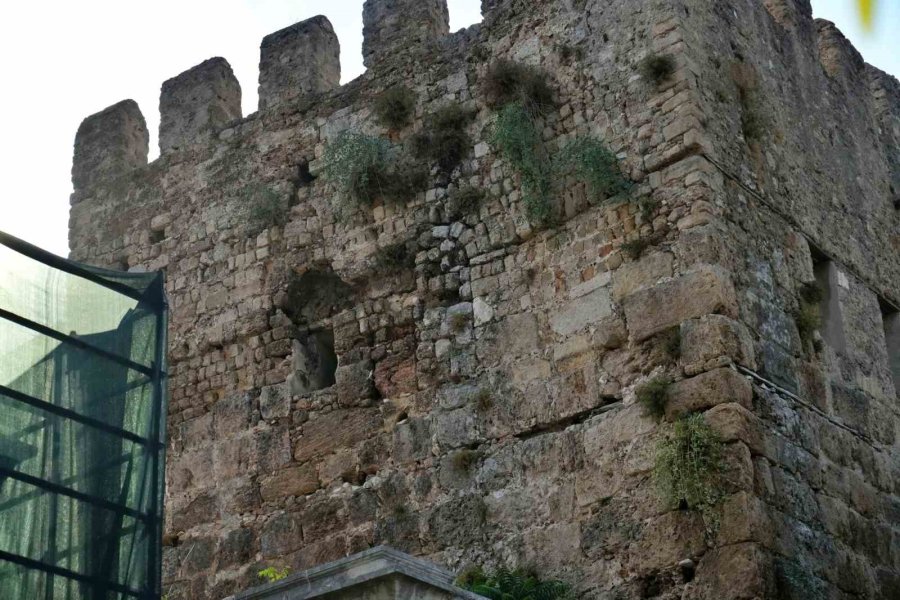 Antalya’nın Sembolü Hadrian Restore Edilecek