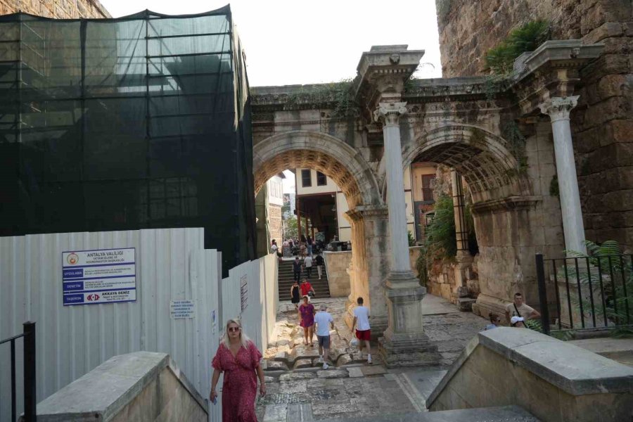 Antalya’nın Sembolü Hadrian Restore Edilecek