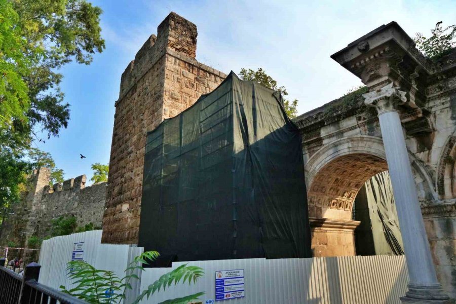 Antalya’nın Sembolü Hadrian Restore Edilecek