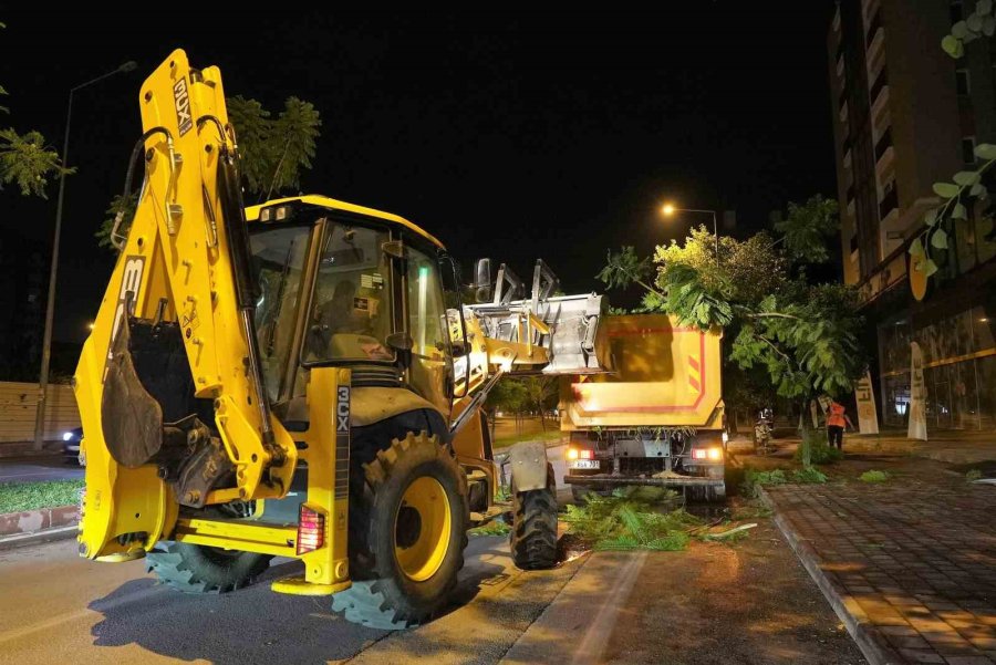 Antalya Büyükşehir’den Fırtınaya Hızlı Müdahale