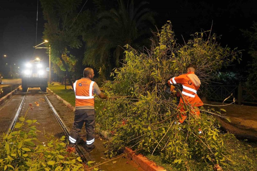 Antalya Büyükşehir’den Fırtınaya Hızlı Müdahale