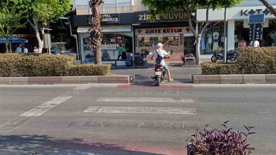 Yaya Geçidinde Kazaya Neden Oldu, Yaralı Yerde Yatarken Bisikletine Binip Gitti