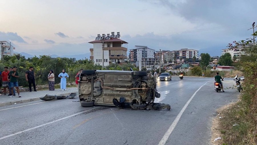 Tel Çite Çarparak Takla Atan Aracın Sürücüsü Yaralandı