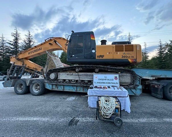 Tarihi Eser Bulmak İçin İş Makinesiyle Kaçak Kazı Yapan 10 Şüpheli Suçüstü Yakalandı