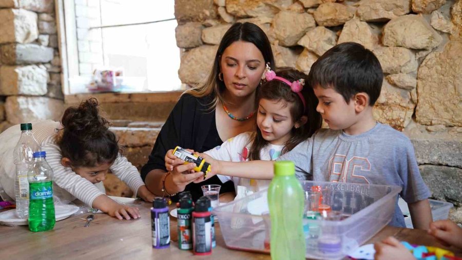 Finike Belediyesi Kurslarında Vatandaşlar Hem Eğleniyor Hem Öğreniyor