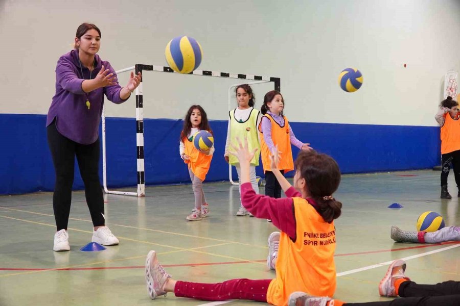 Finike Belediyesi Kurslarında Vatandaşlar Hem Eğleniyor Hem Öğreniyor