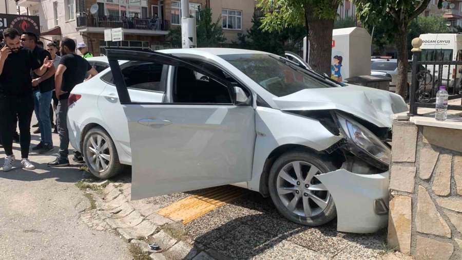 Karaman’da Otomobiller Çarpıştı: 3 Yaralı