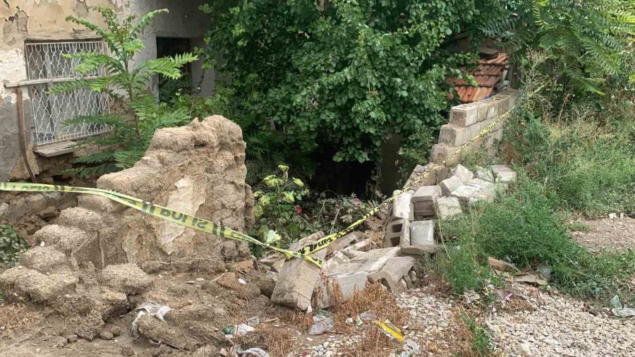 Karaman’da Sel Sularının Temeline Hasar Verdiği 2 Katlı Kerpiç Evde Önlem Alındı