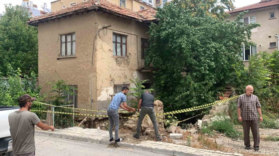 Karaman’da Sel Sularının Temeline Hasar Verdiği 2 Katlı Kerpiç Evde Önlem Alındı