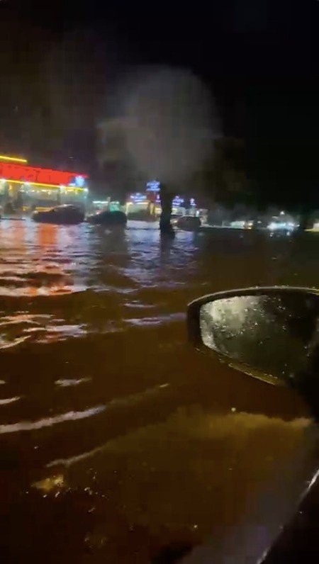 Antalya’da Kısa Süreli Sağanak Ve Fırtına Yolları Göle Çevirdi