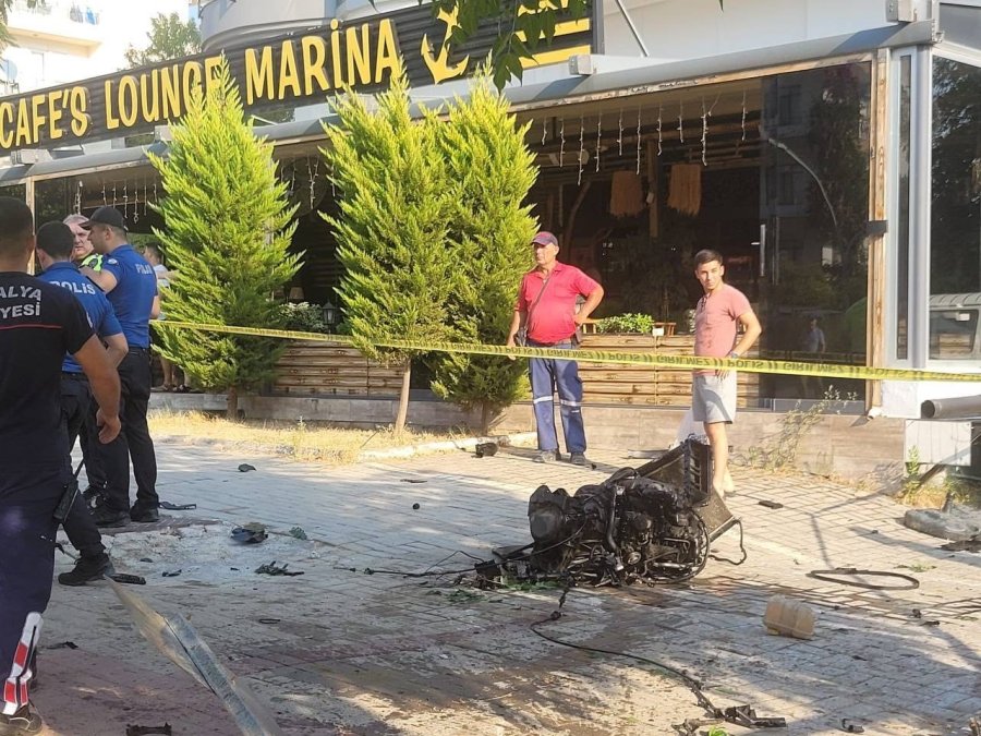 Antalya’da Aracın Motorunu Yerinden Fırlatan Kaza: 3 Yaralı