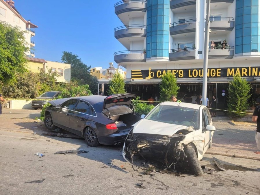 Antalya’da Aracın Motorunu Yerinden Fırlatan Kaza: 3 Yaralı