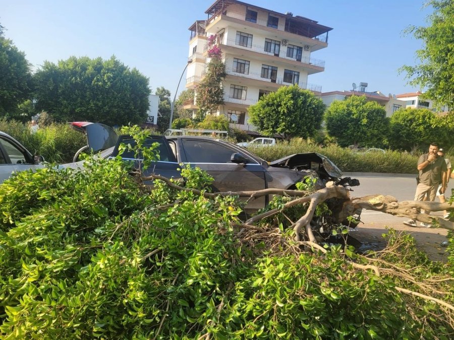 Antalya’da Aracın Motorunu Yerinden Fırlatan Kaza: 3 Yaralı