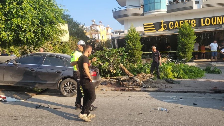 Antalya’da Aracın Motorunu Yerinden Fırlatan Kaza: 3 Yaralı