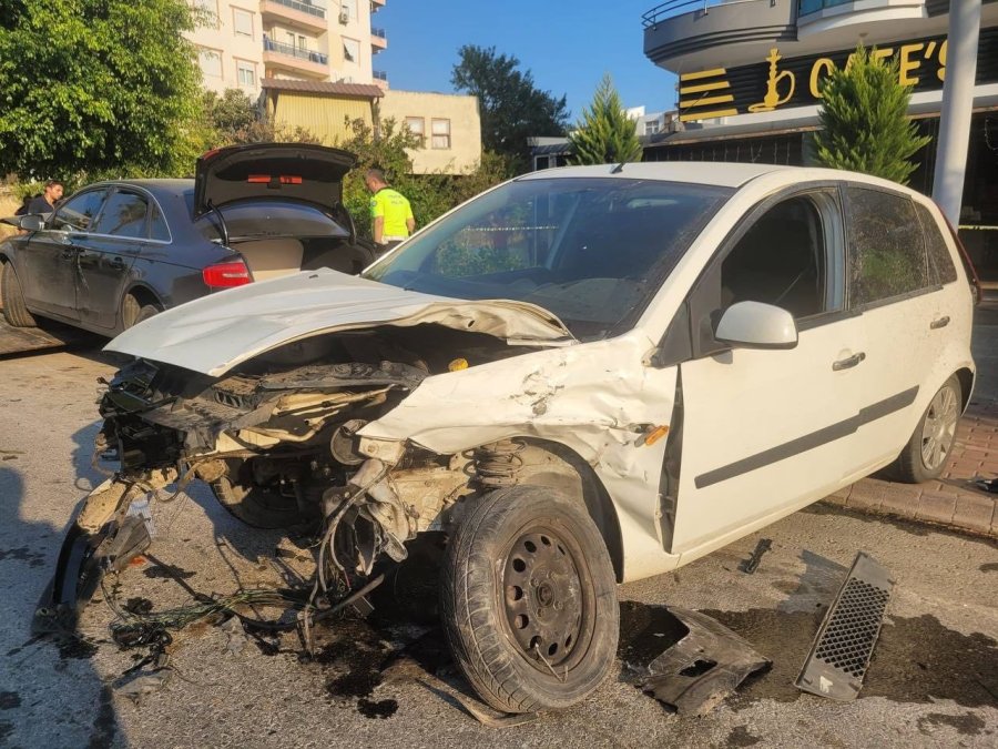 Antalya’da Aracın Motorunu Yerinden Fırlatan Kaza: 3 Yaralı