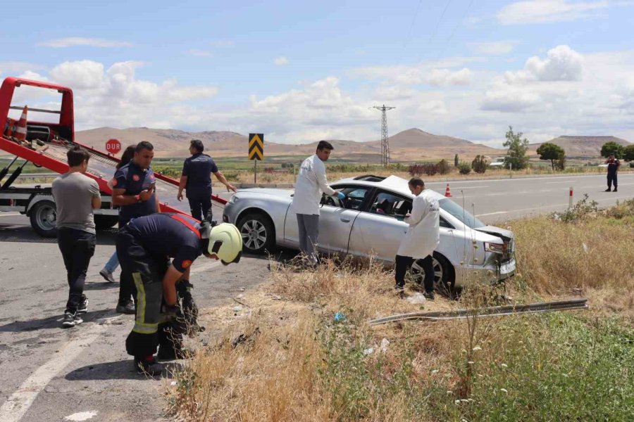 Otomobille Çarpışan Araç Sulama Kanalına Düştü: 1 Ölü, 3 Yaralı