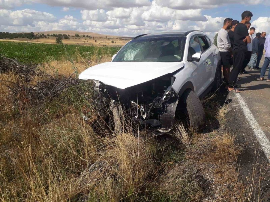 Otomobiller Kafa Kafaya Çarpıştı: 2 Ölü, 1 Yaralı