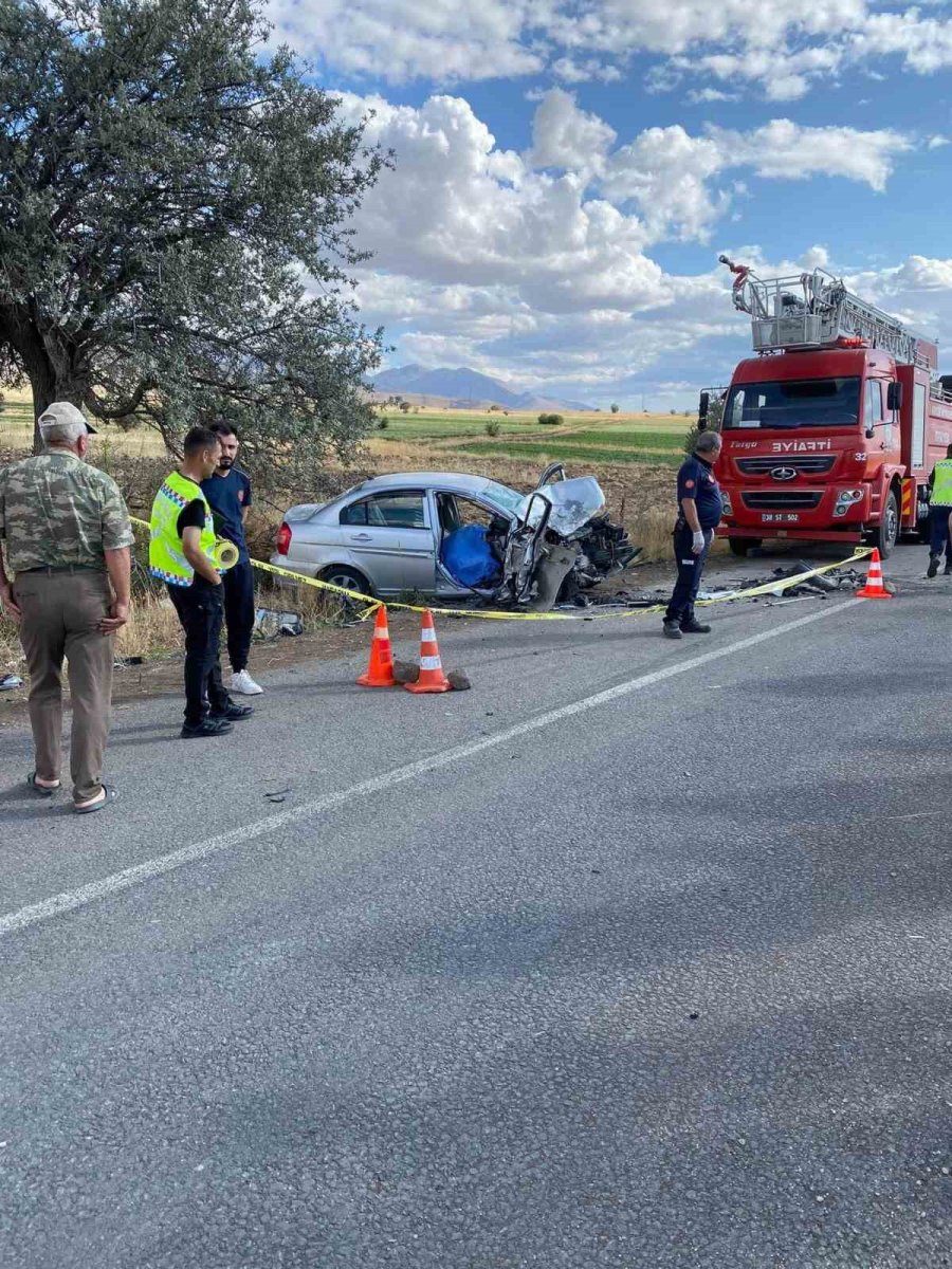 Otomobiller Kafa Kafaya Çarpıştı: 2 Ölü, 1 Yaralı