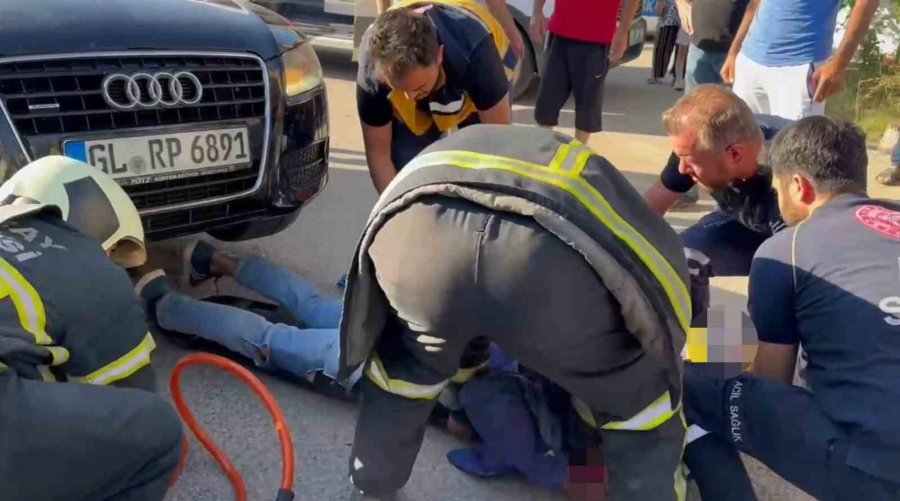 Kazada Otomobilin Altında Sıkışan Kurye İtfaiye Ekiplerince Çıkarıldı