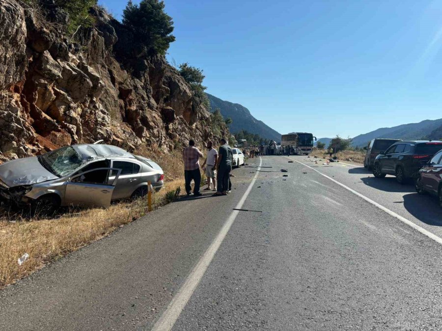 Antalya’da 4 Araç Birbirine Girdi: 4 Yaralı