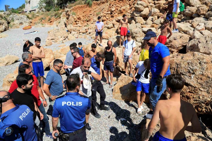 Sivil Polise Neşter Ve Av Baltası İle Direnen Gençler, Ters Kelepçe İle Gözaltına Alındı