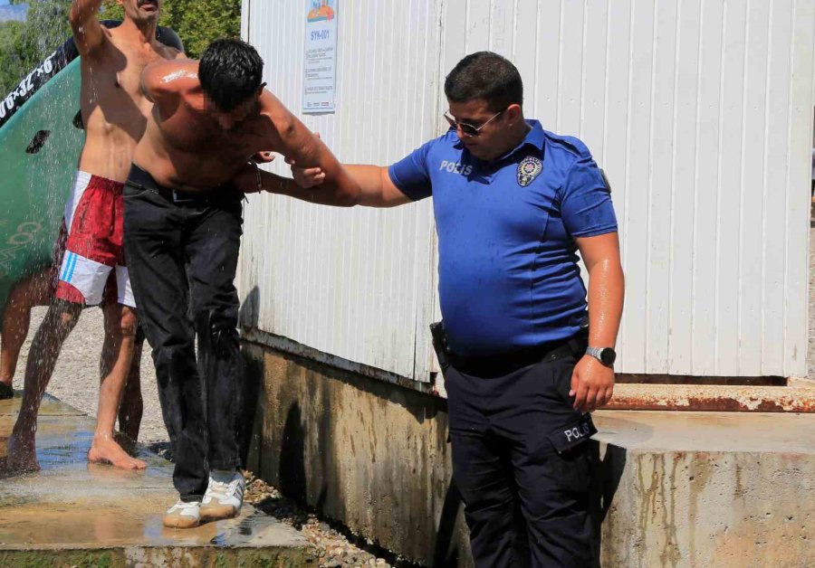 Sivil Polise Neşter Ve Av Baltası İle Direnen Gençler, Ters Kelepçe İle Gözaltına Alındı