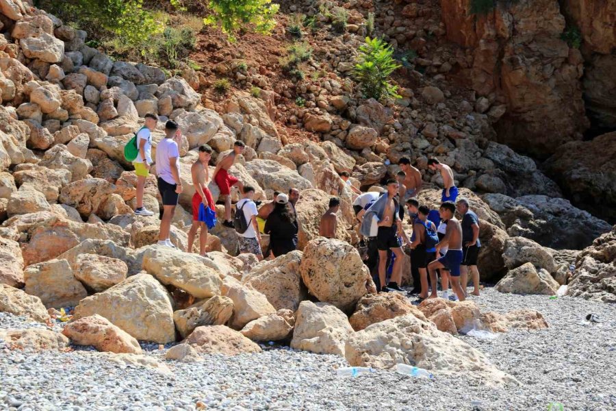 Sivil Polise Neşter Ve Av Baltası İle Direnen Gençler, Ters Kelepçe İle Gözaltına Alındı