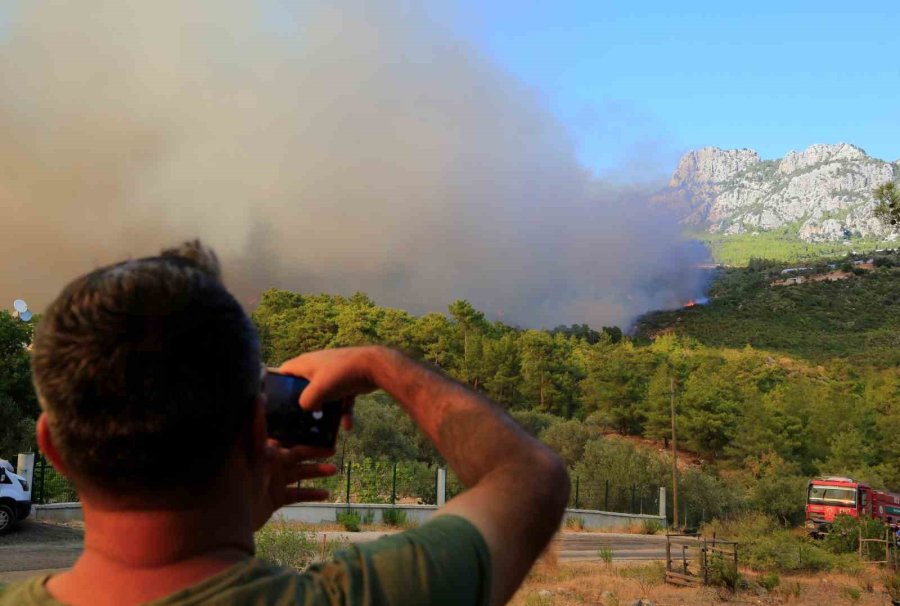 Antalya’daki Orman Yangınında 7 Ev Boşaltıldı