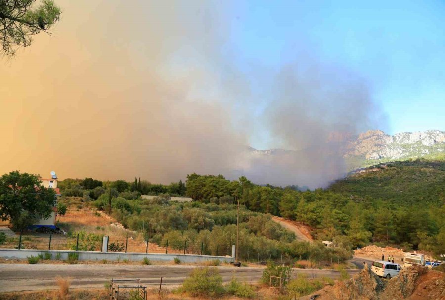 Antalya’daki Orman Yangınında 7 Ev Boşaltıldı