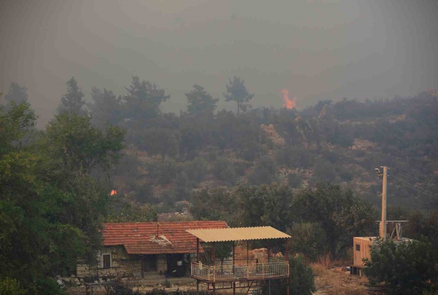 Antalya’daki Orman Yangınında 7 Ev Boşaltıldı