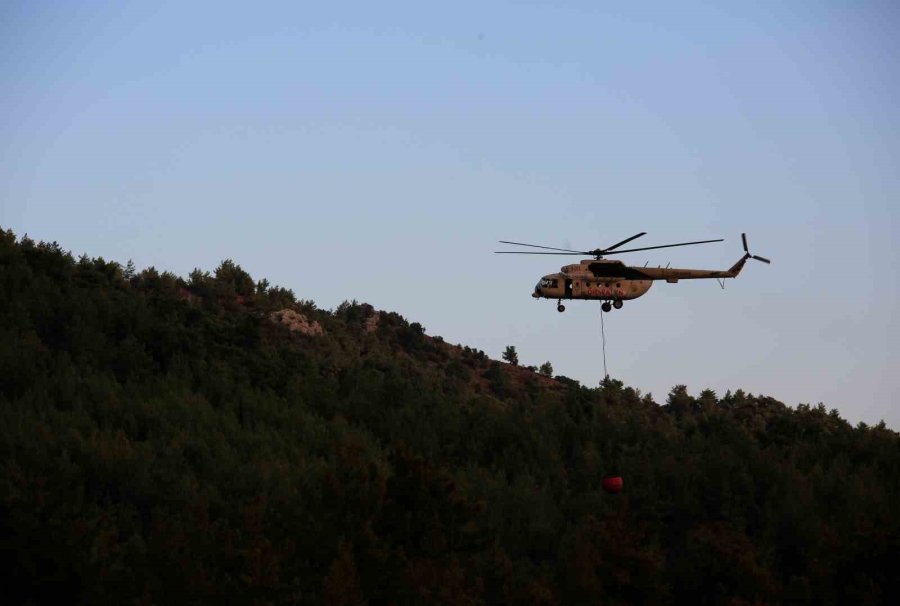 Antalya’daki Orman Yangınında 7 Ev Boşaltıldı