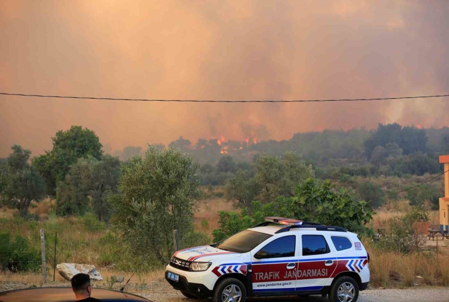 Antalya’daki Orman Yangınında 7 Ev Boşaltıldı