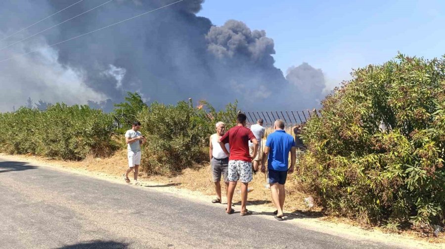 Mersin Silifke’de Liman Şantiyesinde Yangın, Ekipler Havadan Ve Karadan Müdahale Ediyor