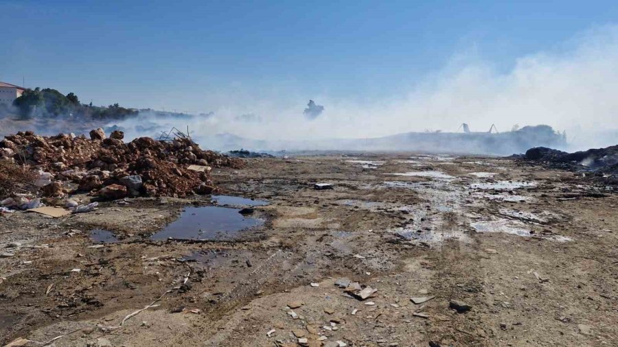 Mersin Silifke’de Liman Şantiyesinde Yangın, Ekipler Havadan Ve Karadan Müdahale Ediyor