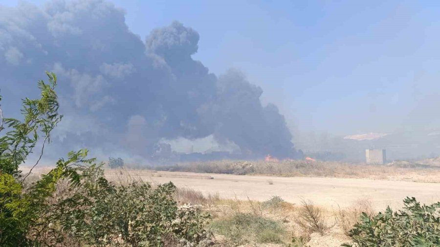 Mersin Silifke’de Liman Şantiyesinde Yangın, Ekipler Havadan Ve Karadan Müdahale Ediyor