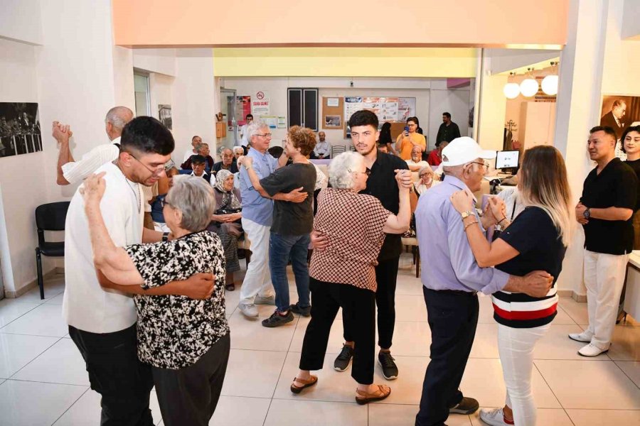 Gençlerle Deneyimli Vatandaşlar Gençlik Merkezi’nde Buluştu