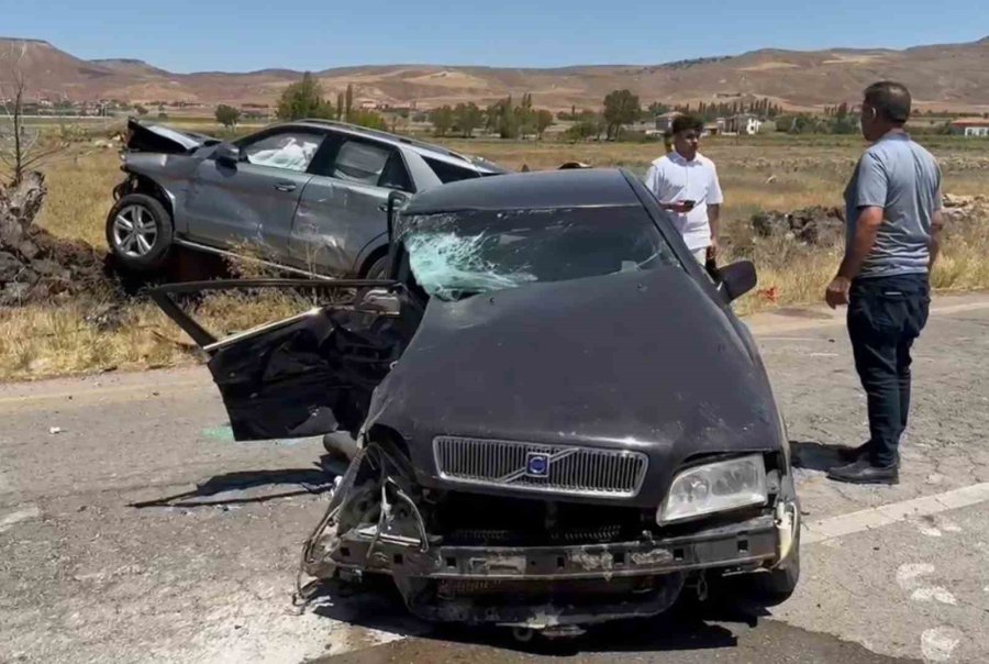 Aksaray’da Cip Ve Otomobil Kafa Kafaya Çarpıştı: 1’i Ağır 4 Yaralı