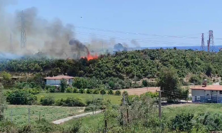 Anızlardan Makilik Alana Sıçrayan Yangın Yerleşim Yerlerine Ulaşmadan Söndürüldü